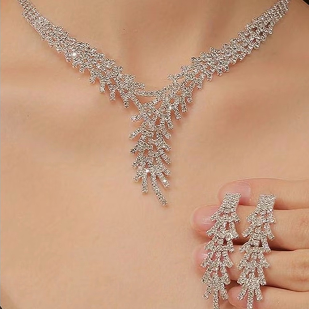 Elegant Silver Necklace and Earring Set